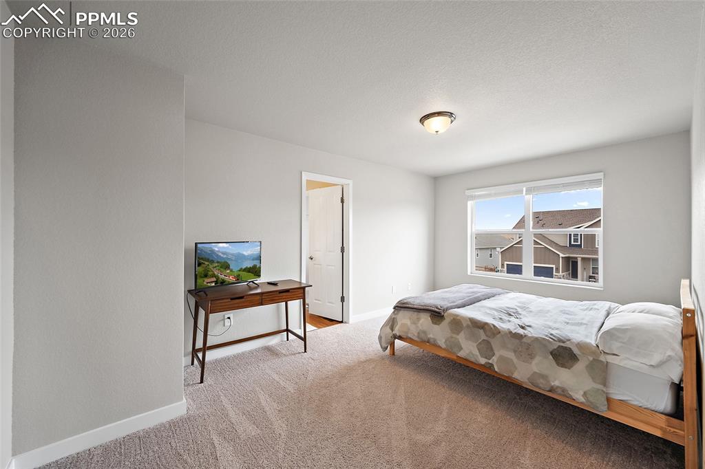 Image 26 of 49: Secondary Suite