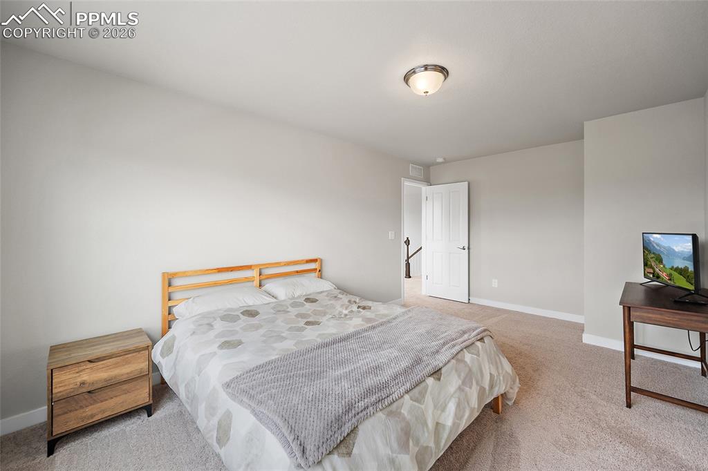 Image 27 of 49: Secondary Suite