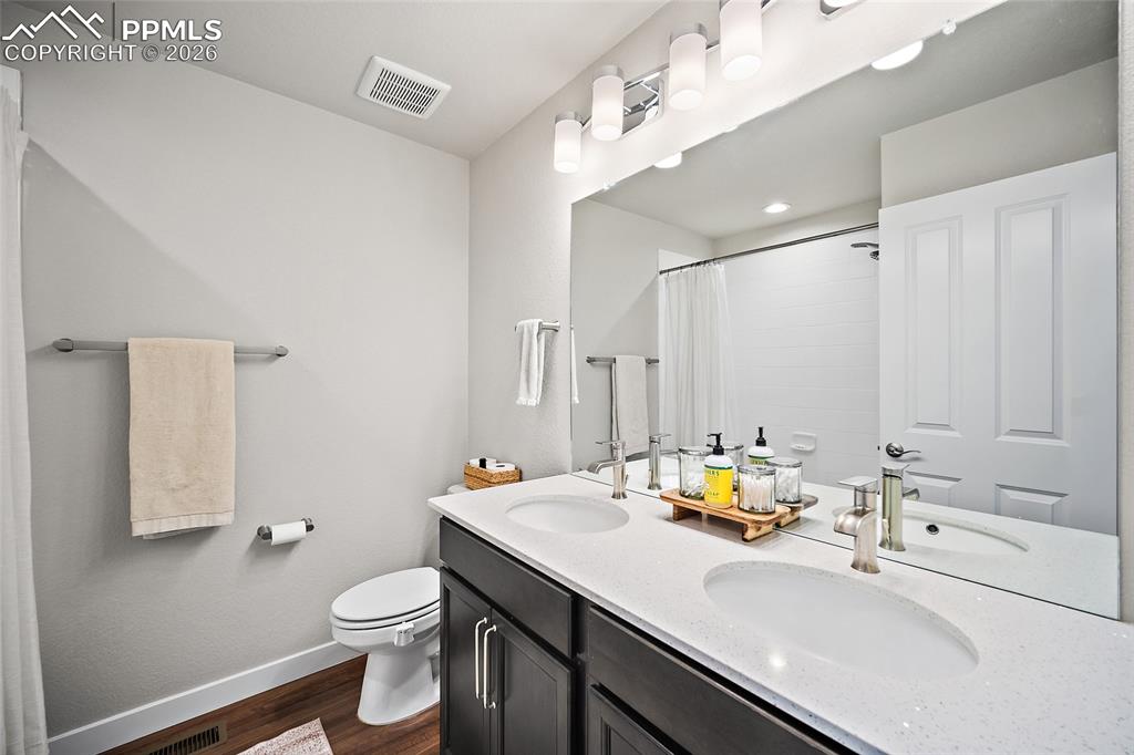 Image 36 of 49: Upstairs bathroom