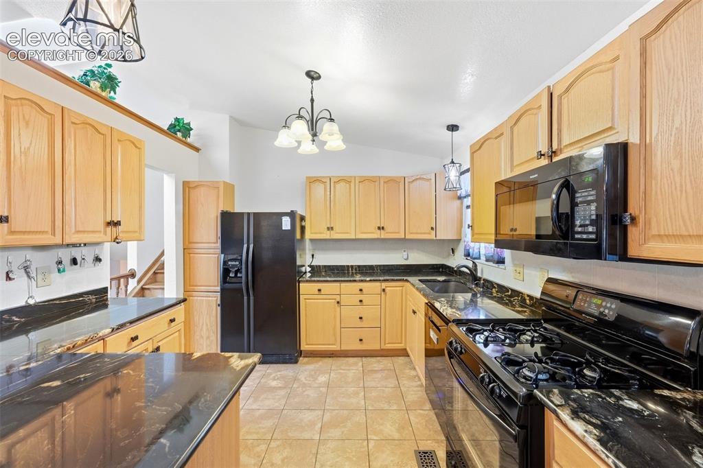 Image 11 of 50: Kitchen