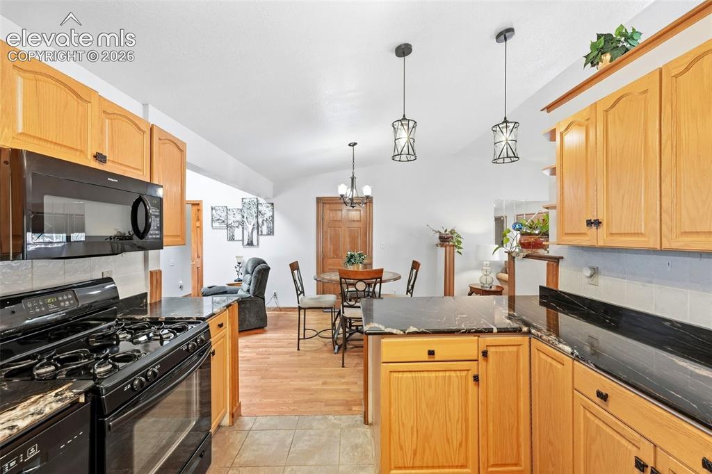 Image 13 of 50: Kitchen