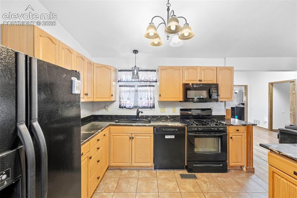 Image 14 of 50: Kitchen