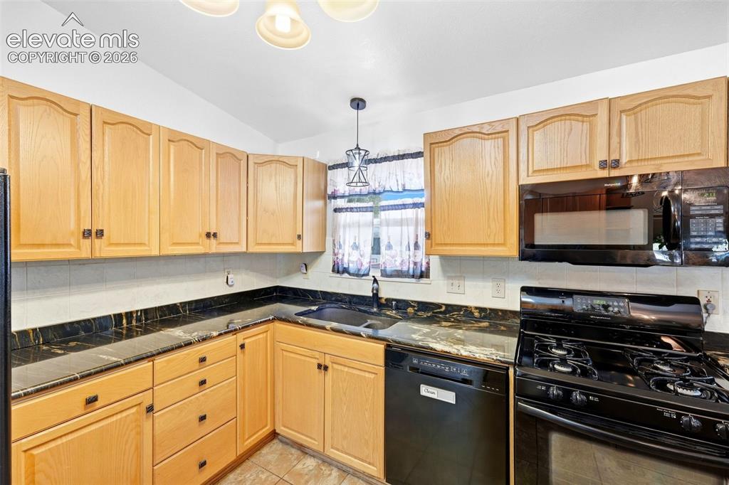 Image 15 of 50: Kitchen