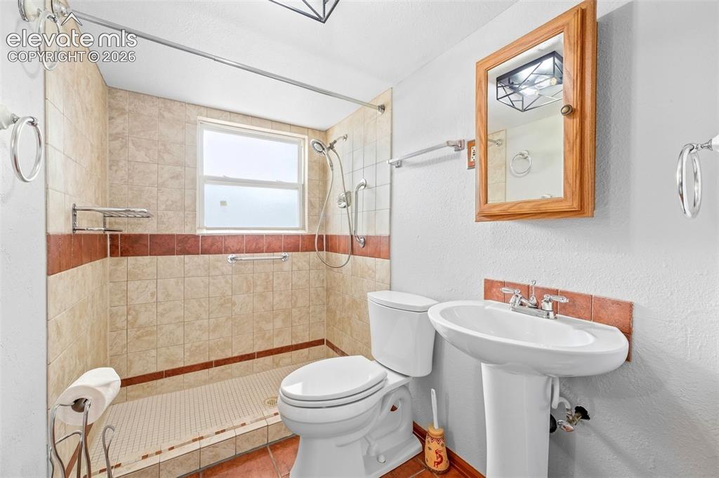 Image 41 of 50: Bathroom