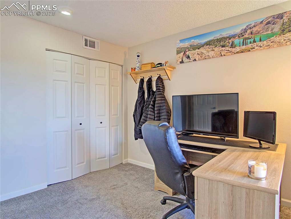 Image 18 of 30: Large closet