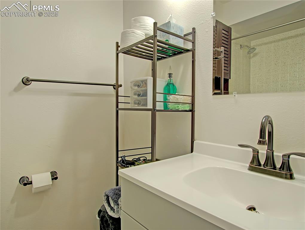 Image 20 of 30: Upstairs full bathroom