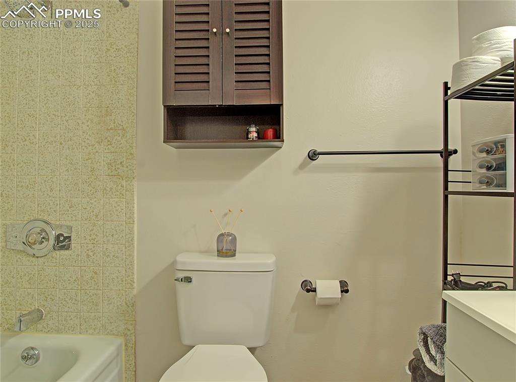 Image 21 of 30: Upstairs full bathroom