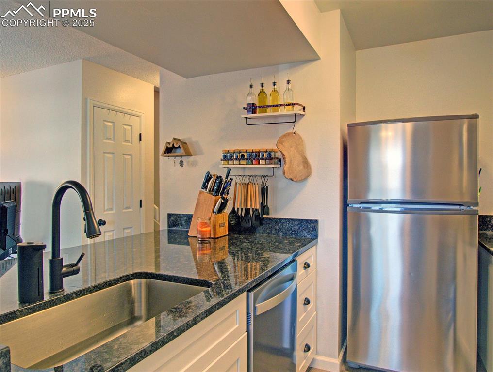 Image 6 of 30: Large sink is a bonus