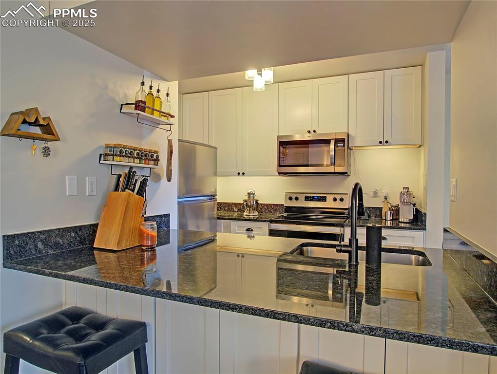 Image 8 of 30: Kitchen