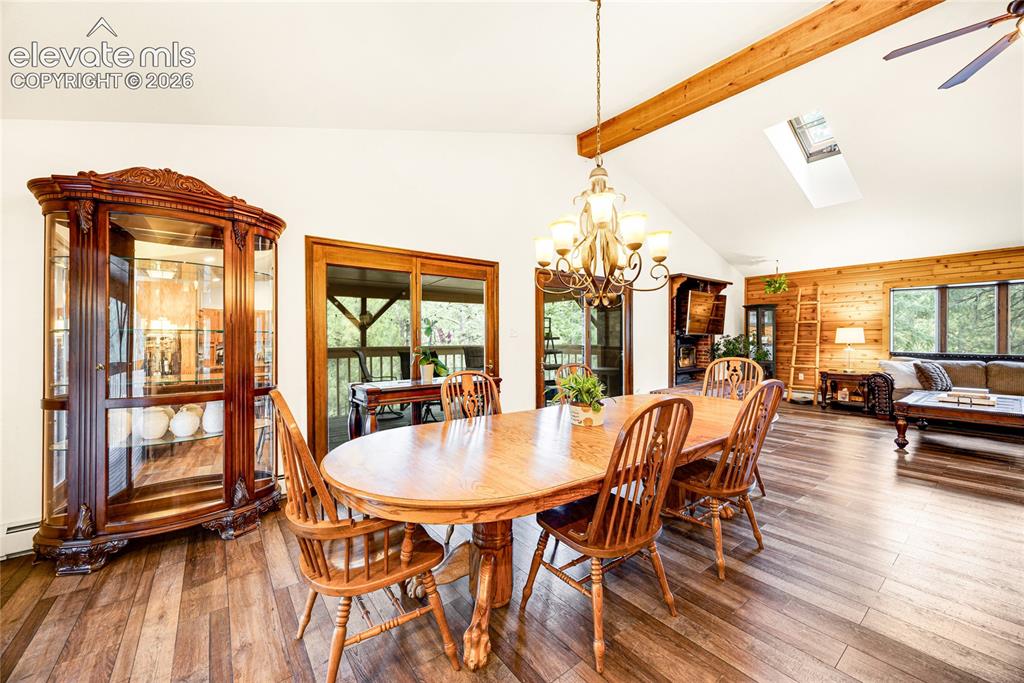 Image 10 of 50: Dining Area