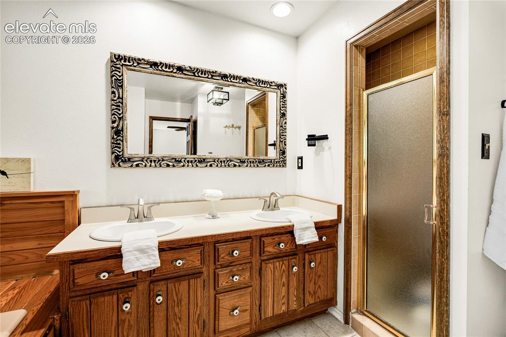 Image 18 of 50: Bathroom