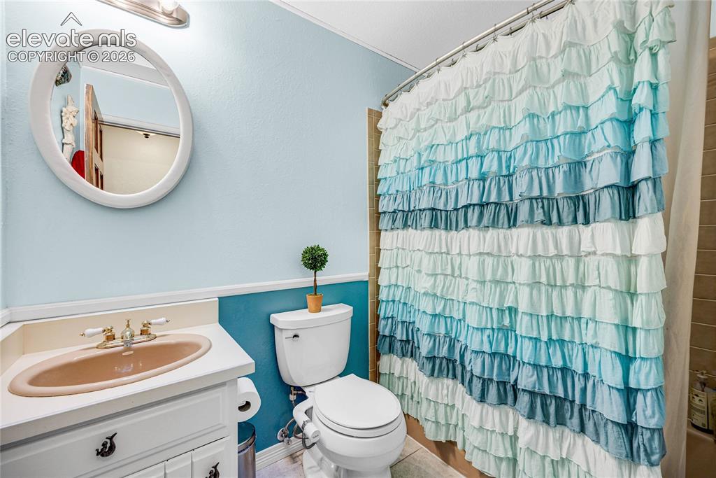 Image 19 of 50: Bathroom