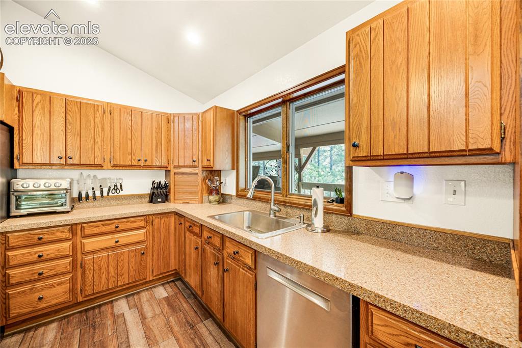 Image 7 of 50: Kitchen
