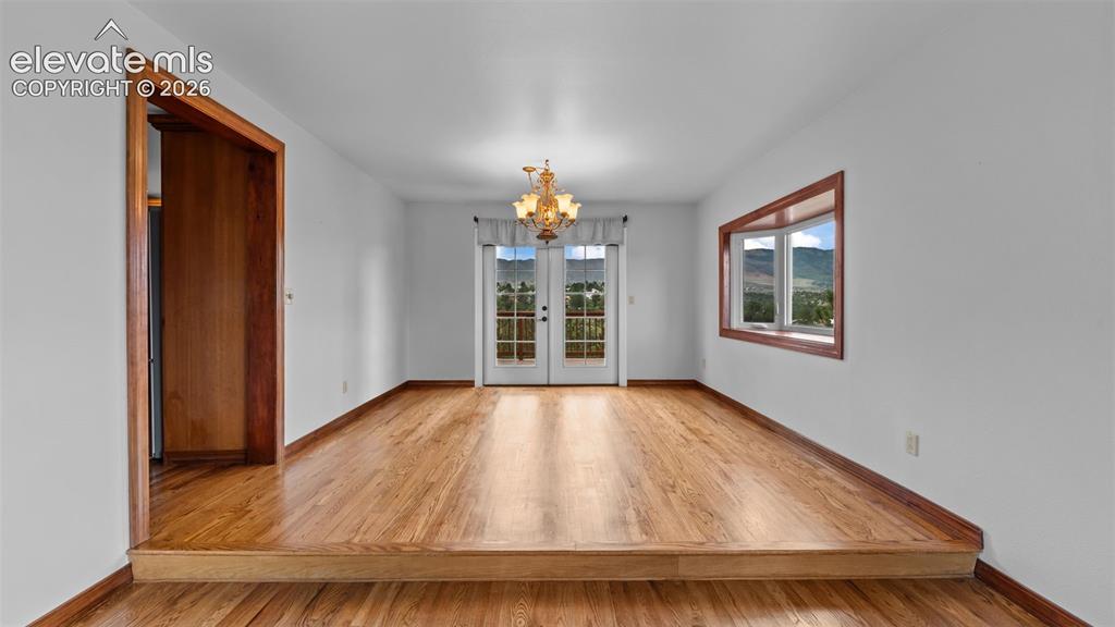 Image 15 of 49: Dining Area