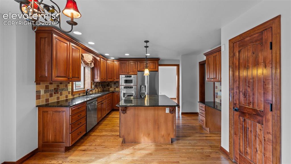 Image 21 of 49: Kitchen