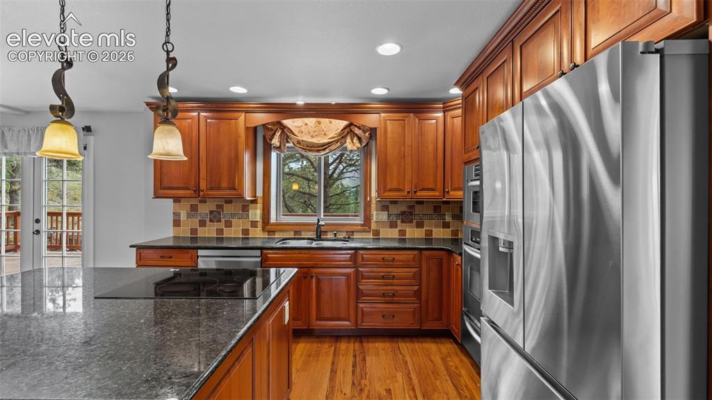 Image 22 of 49: Kitchen