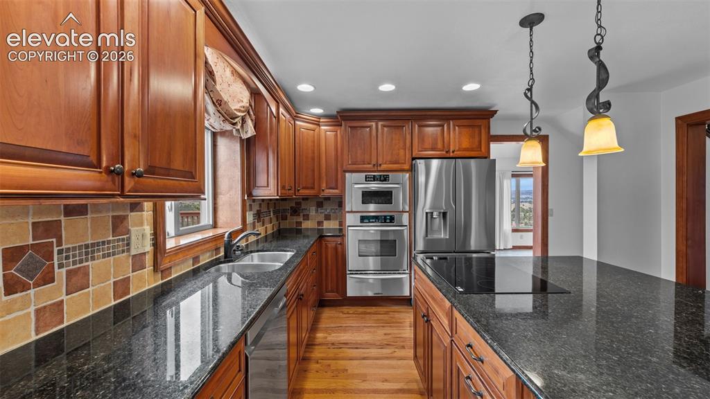 Image 24 of 49: Kitchen
