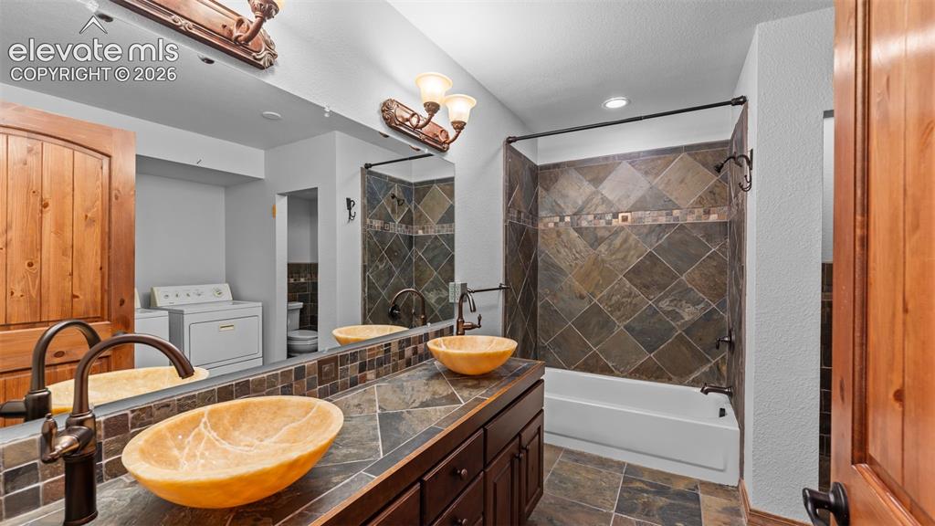 Image 26 of 49: Bathroom