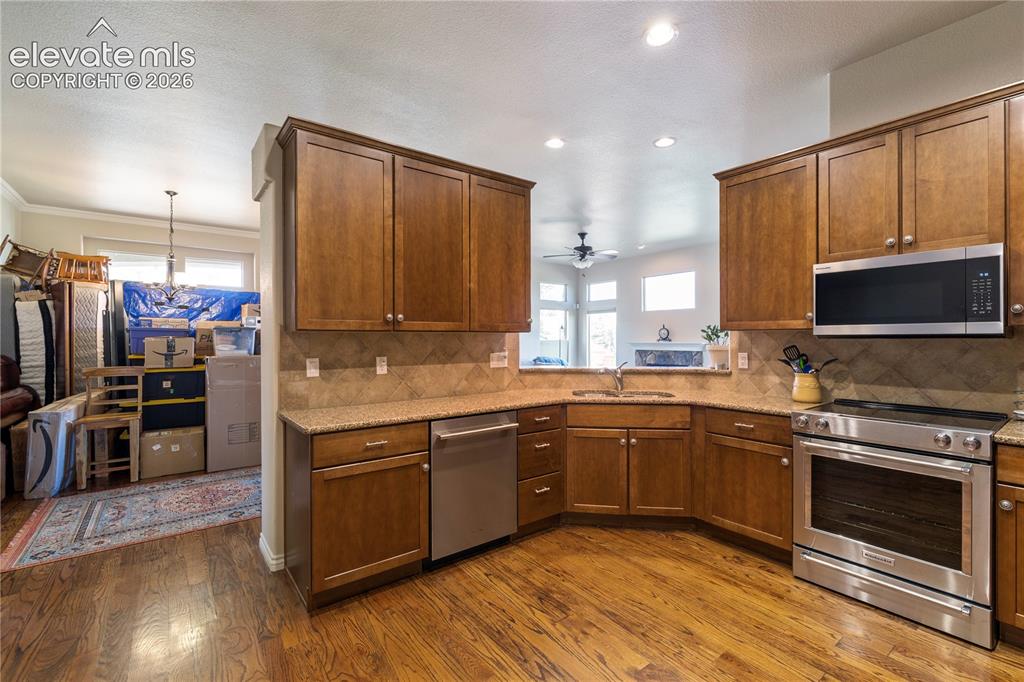 Image 8 of 31: Custom tile backsplash and upgraded cabinets