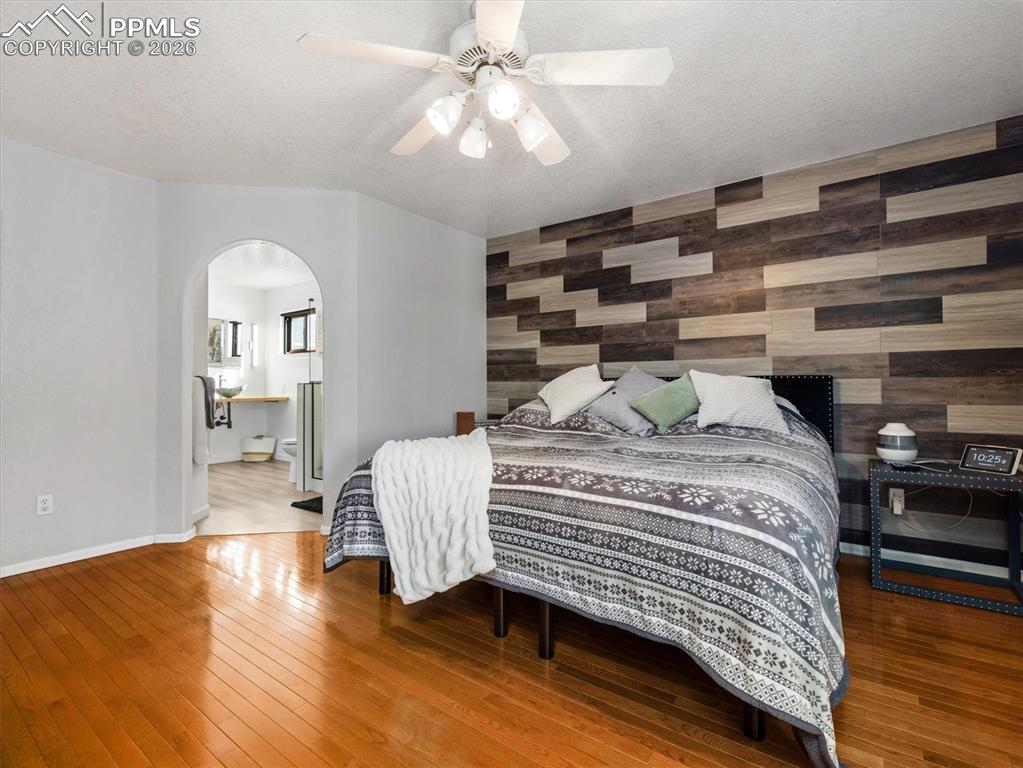 Image 14 of 41: Bedroom