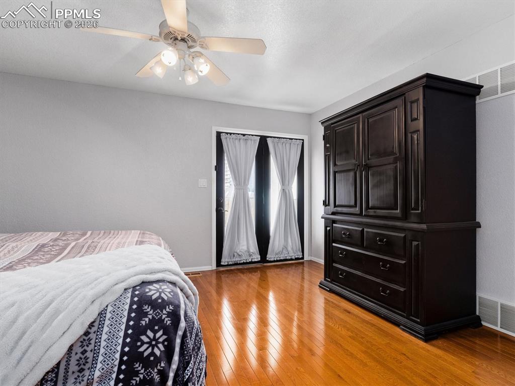 Image 18 of 41: Bedroom