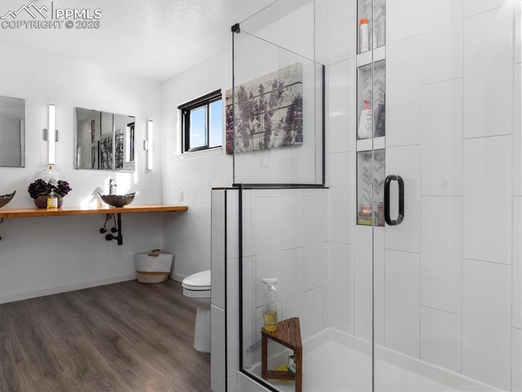 Image 22 of 41: Bathroom