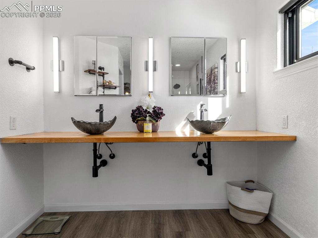 Image 24 of 41: Bathroom