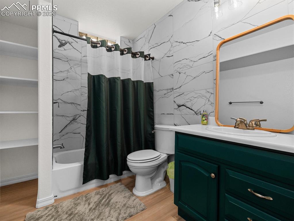 Image 35 of 41: Bathroom