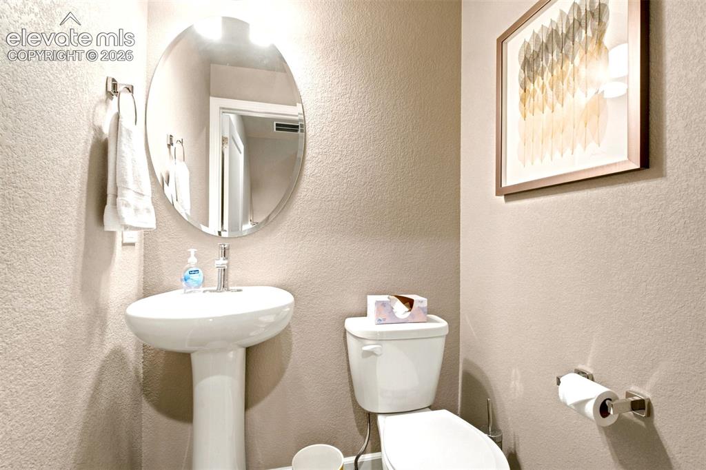 Image 25 of 48: Bathroom