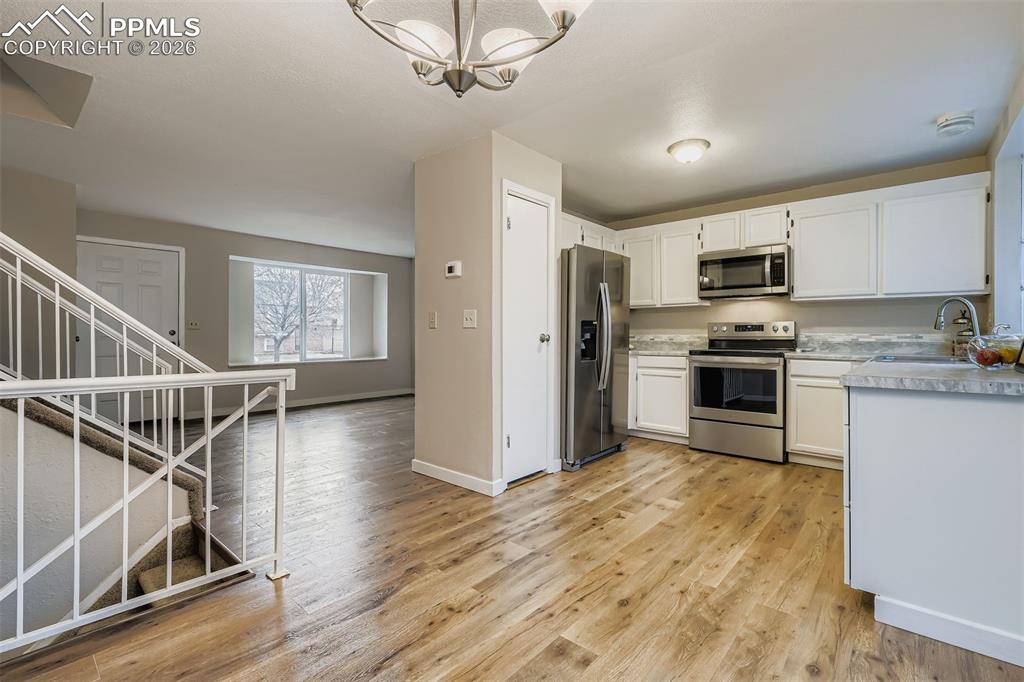 Image 10 of 22: Kitchen