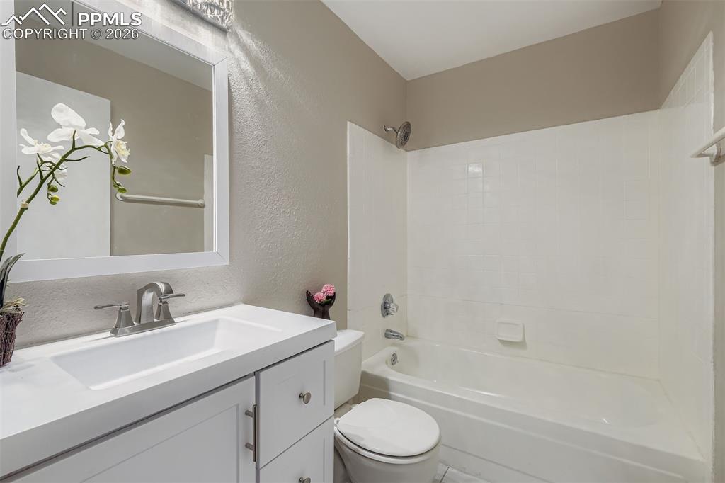 Image 11 of 22: Bathroom