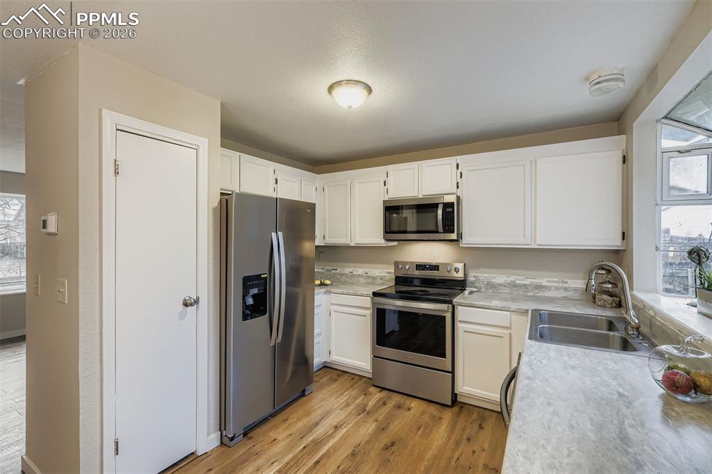 Image 7 of 22: Kitchen