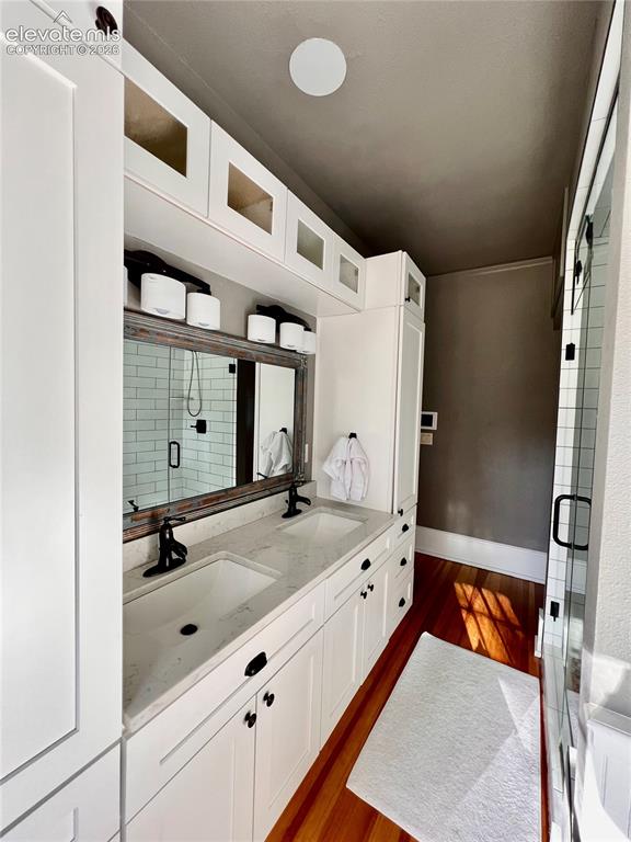 Image 11 of 25: Bathroom
