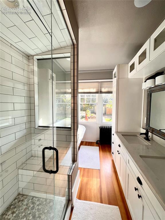 Image 12 of 25: Bathroom