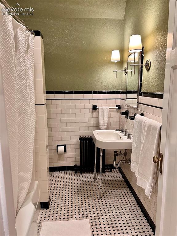 Image 14 of 25: Bathroom