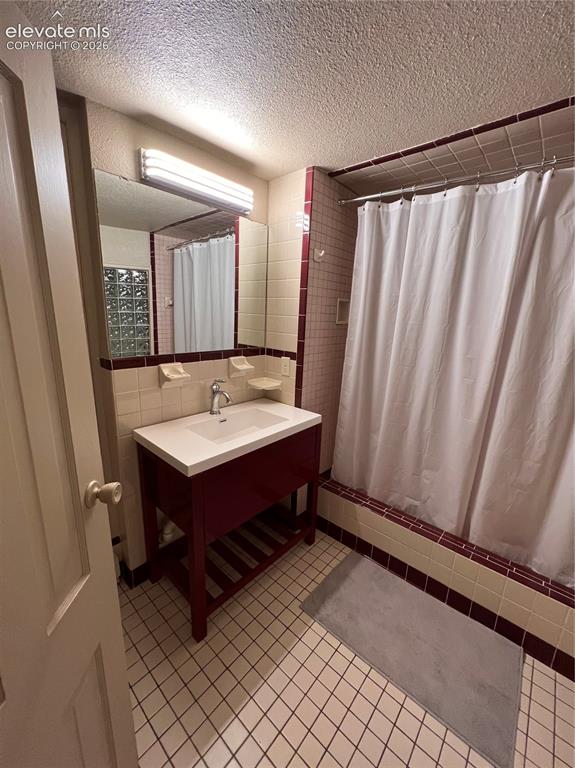 Image 17 of 25: Bathroom