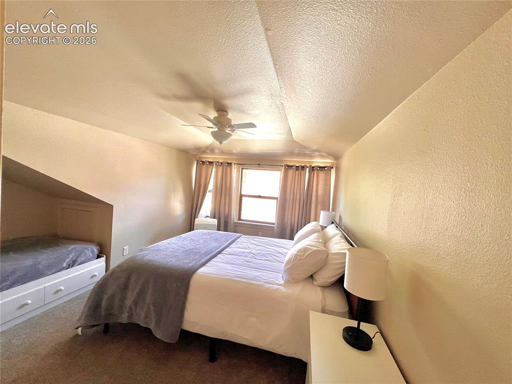 Image 18 of 25: Bedroom