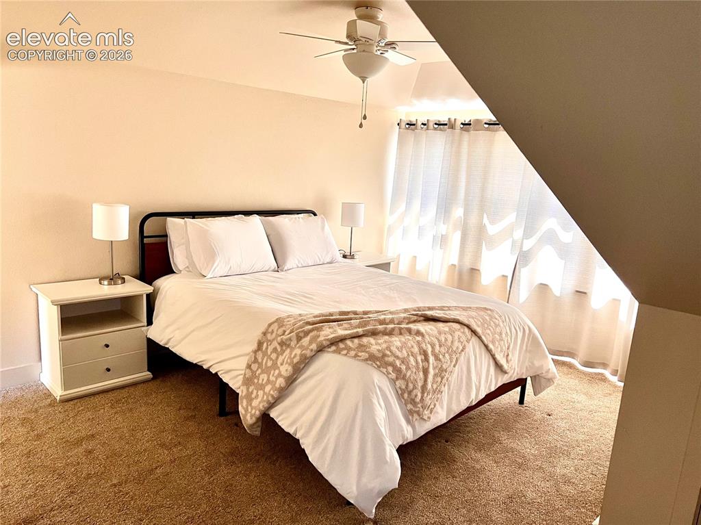 Image 19 of 25: Bedroom
