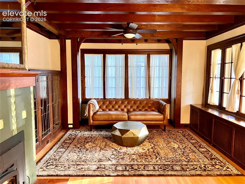 Image 4 of 25: Living Room