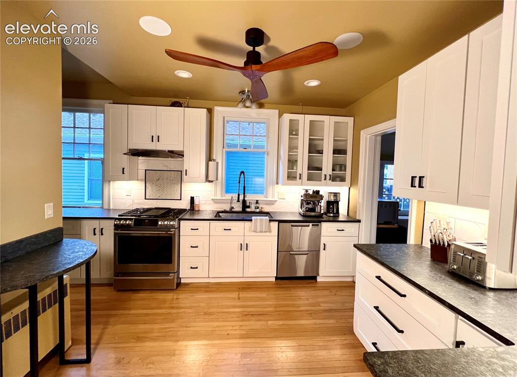 Image 5 of 25: Kitchen