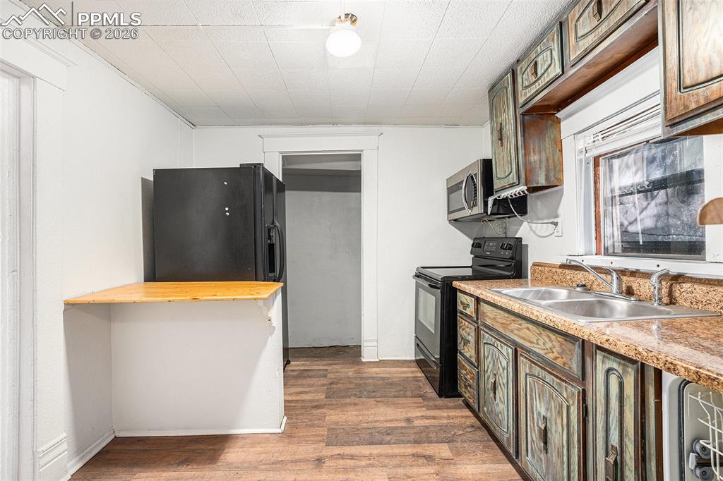 Image 10 of 21: Kitchen