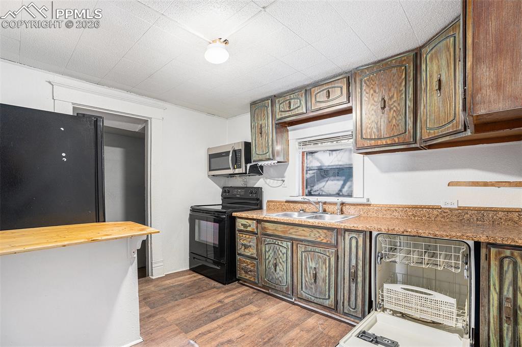 Image 11 of 21: Kitchen