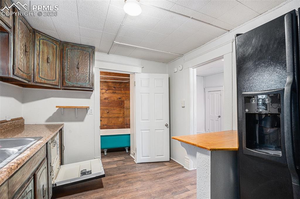 Image 12 of 21: Kitchen