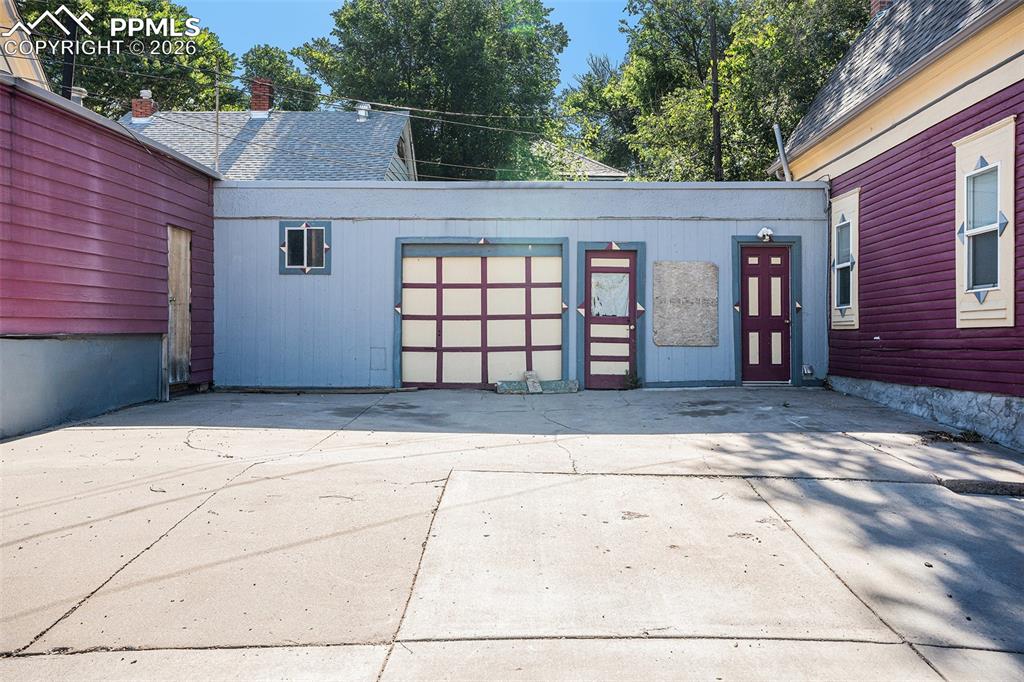 Image 18 of 21: Garage