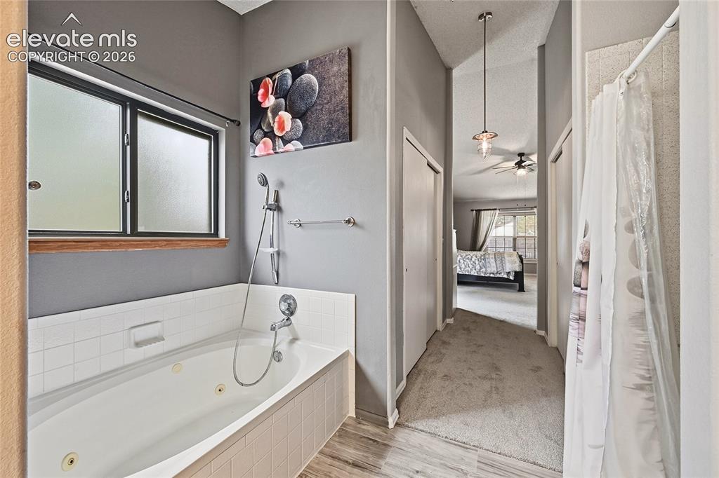 Image 14 of 27: Bathroom