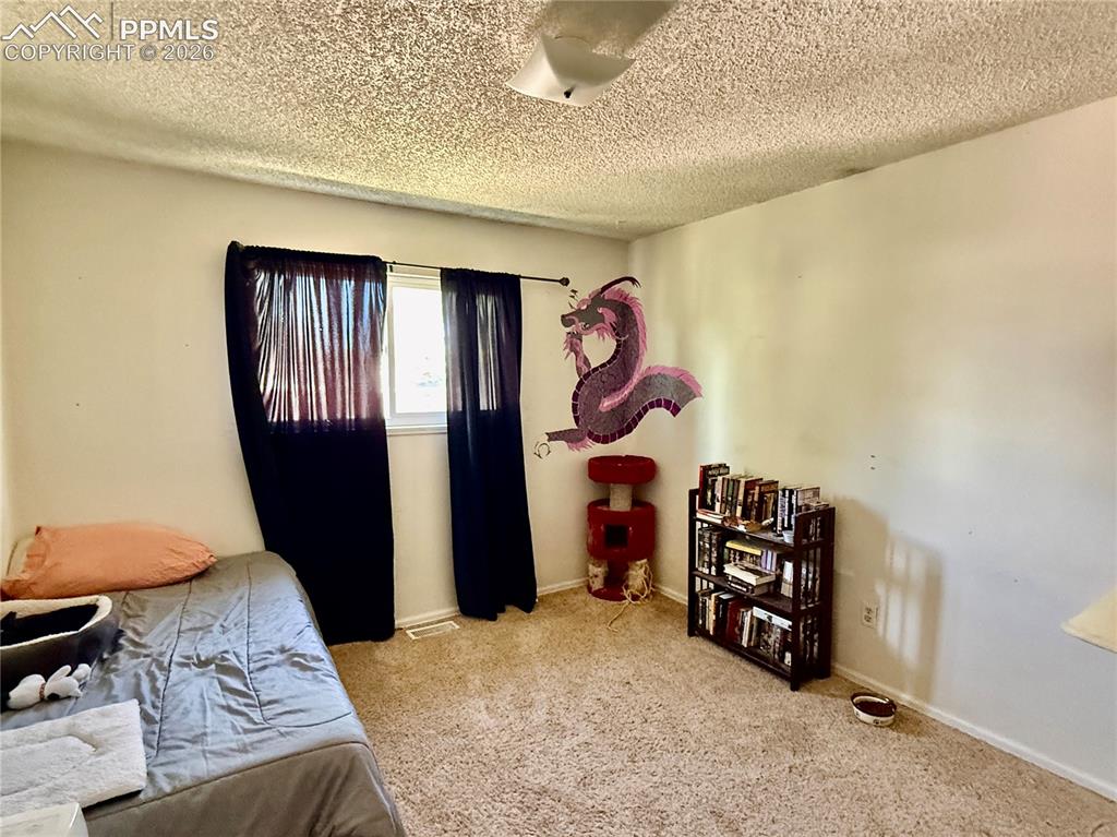 Image 10 of 20: Bedroom