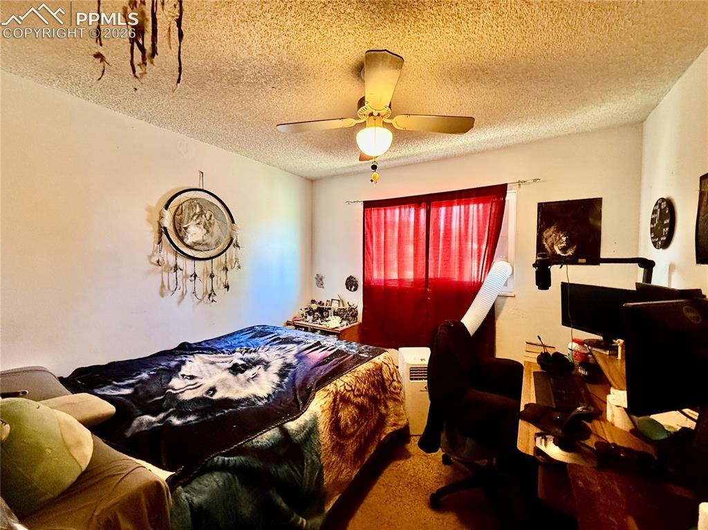 Image 14 of 20: Bedroom