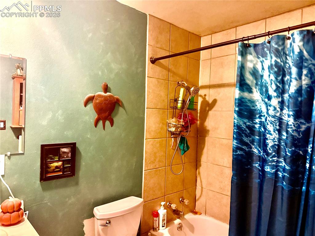 Image 15 of 20: Bathroom