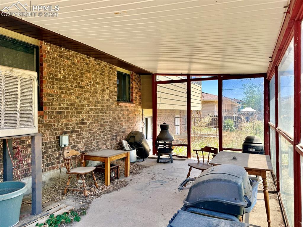 Image 18 of 20: Sun Room