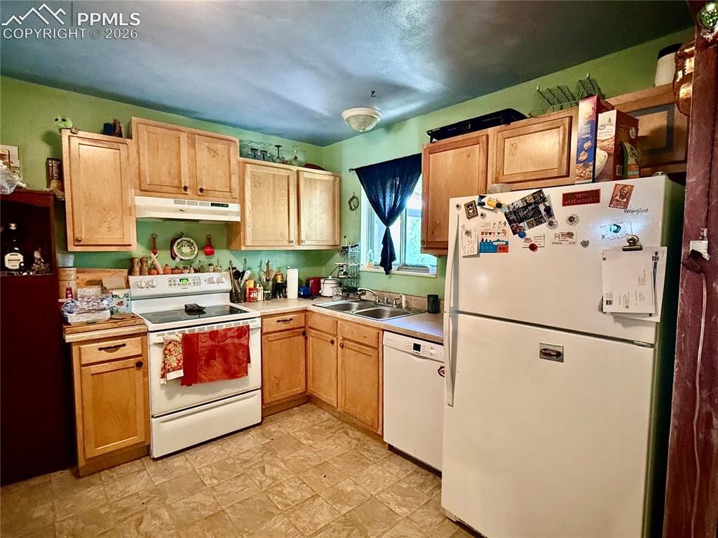 Image 6 of 20: Kitchen